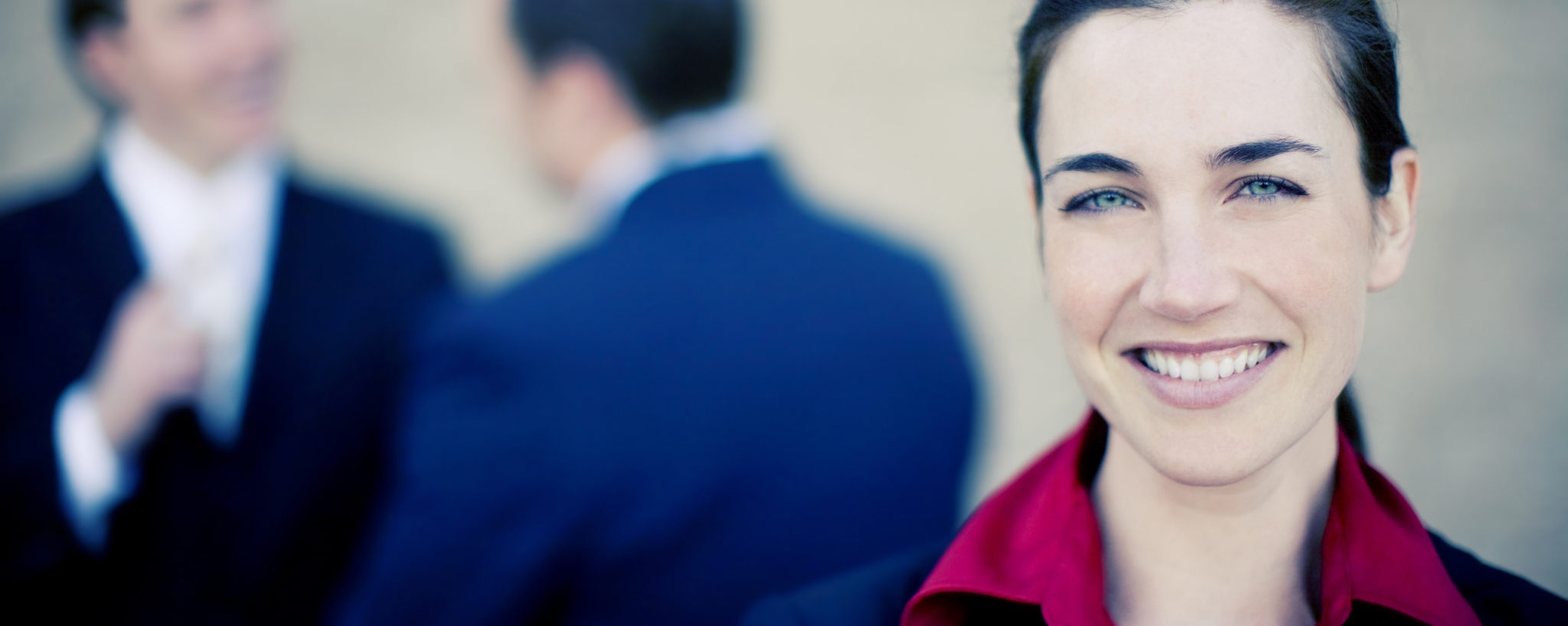 Jeune-femme-brune-souriante